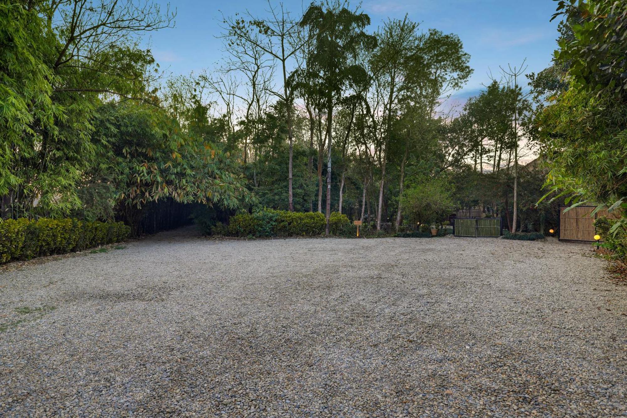 Tigerland Safari - A Lemon Tree Resort, Chitwan, Nepal Patlahara Экстерьер фото